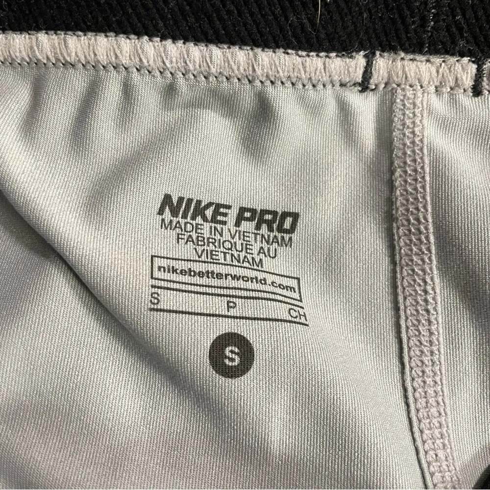 Nike Pro Printed Cropped Leggings Size Small - Image 4