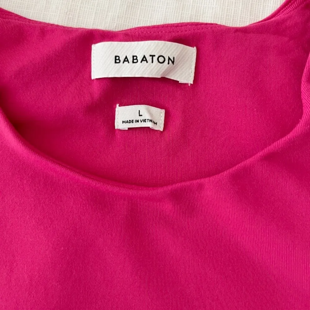 Aritzia Babaton Magenta Crop Fit Tank Top - Image 2