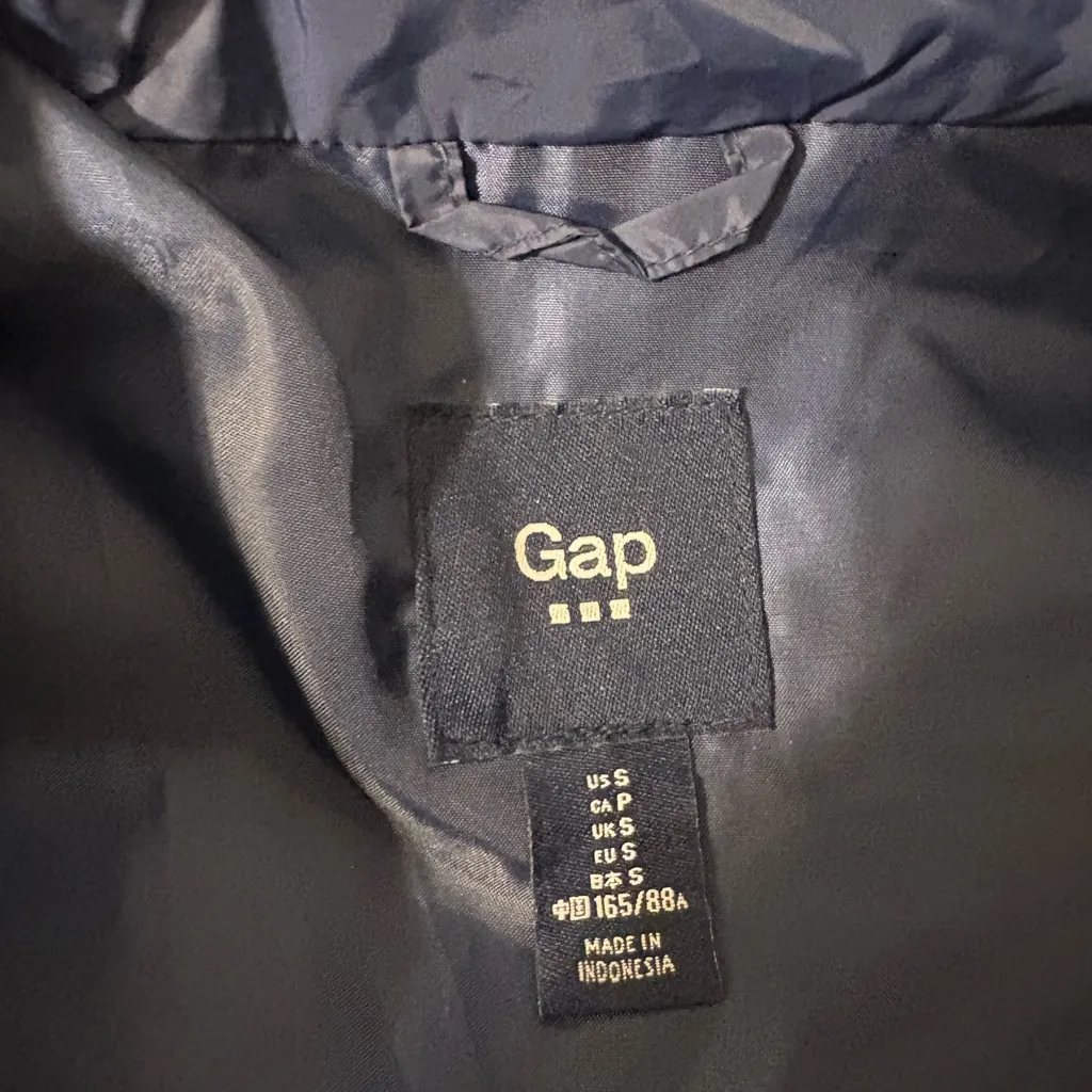 💜 GAP Women's Navy Blue Puffer Vest - Image 4