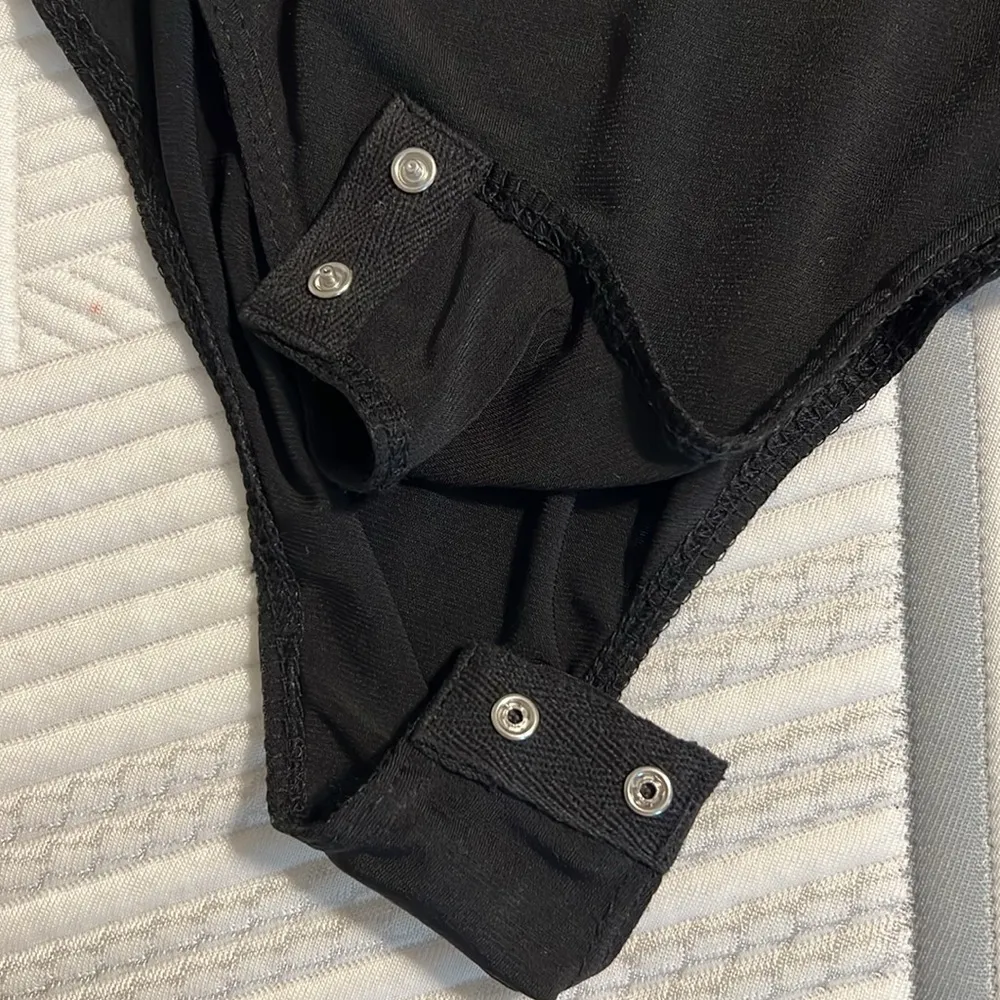 FANTASTIC FAWN sz medium v-neck bodysuit red pink lip print tiered bell sleeve - Image 8