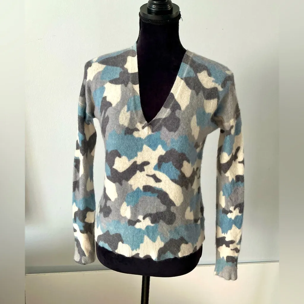 Cashmere sweater 💙🤍🩶 - Image 3