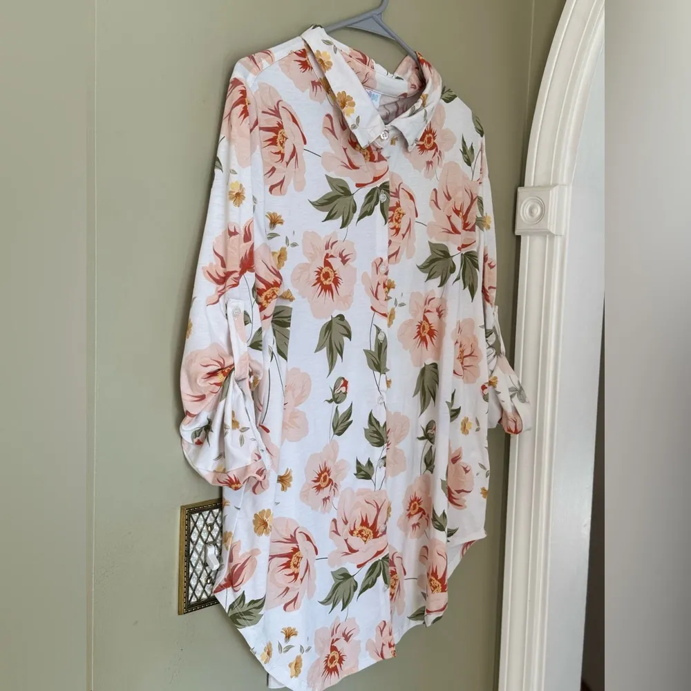 LuLaRoe Floral Valentina Ladies Large Button Down Shirt in Pinks, Green, White - Image 4