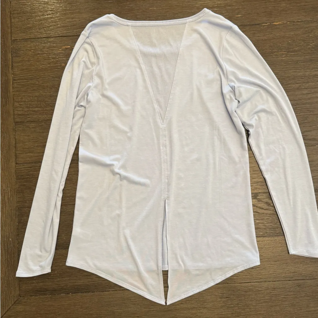 Athleta Women's light blue  Long Sleeve Top size small - Image 3