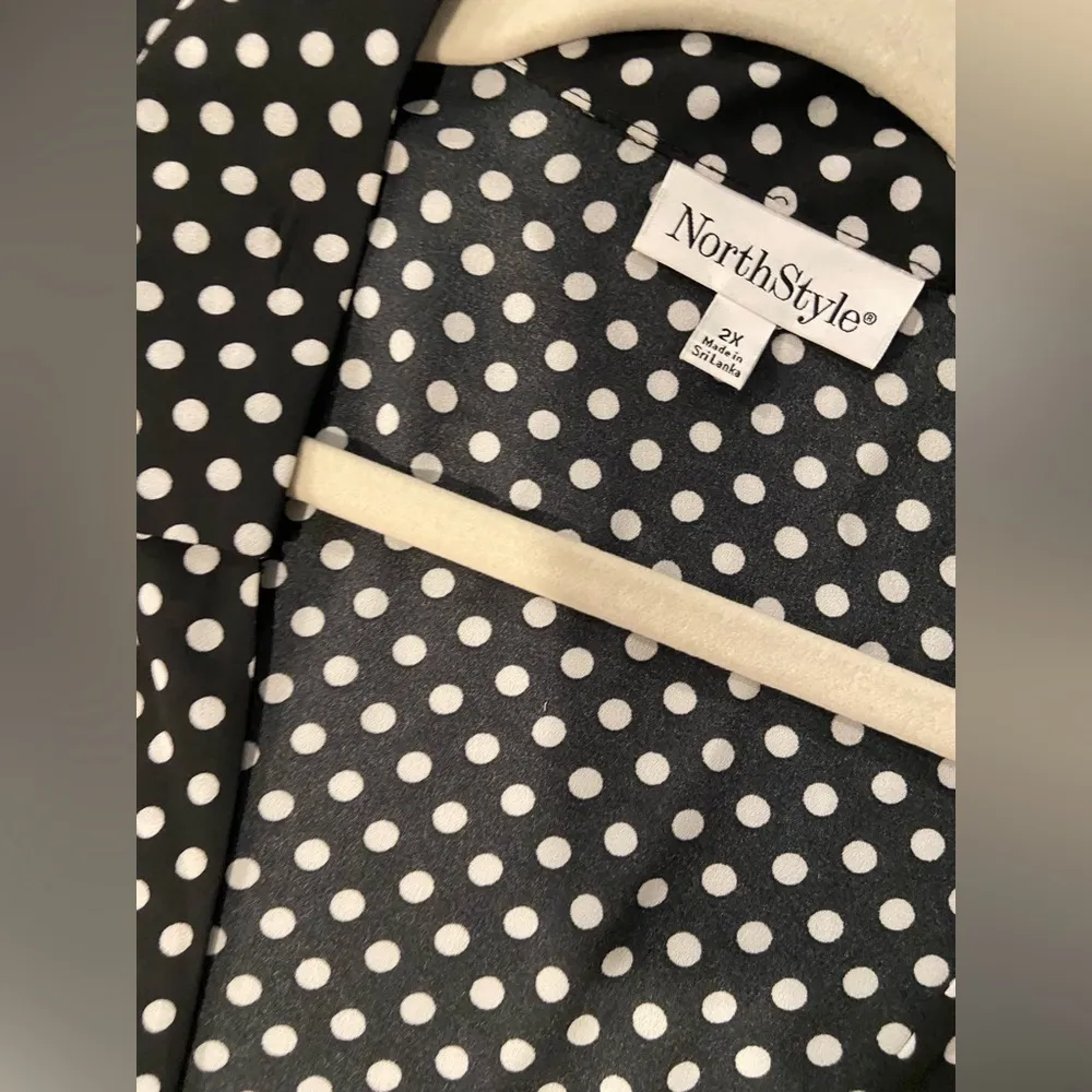 NWOT NorthStyle Size 2X Black Cream Polka Dot 3/4 Sleeve Flowy Wrap Front Blouse - Image 7