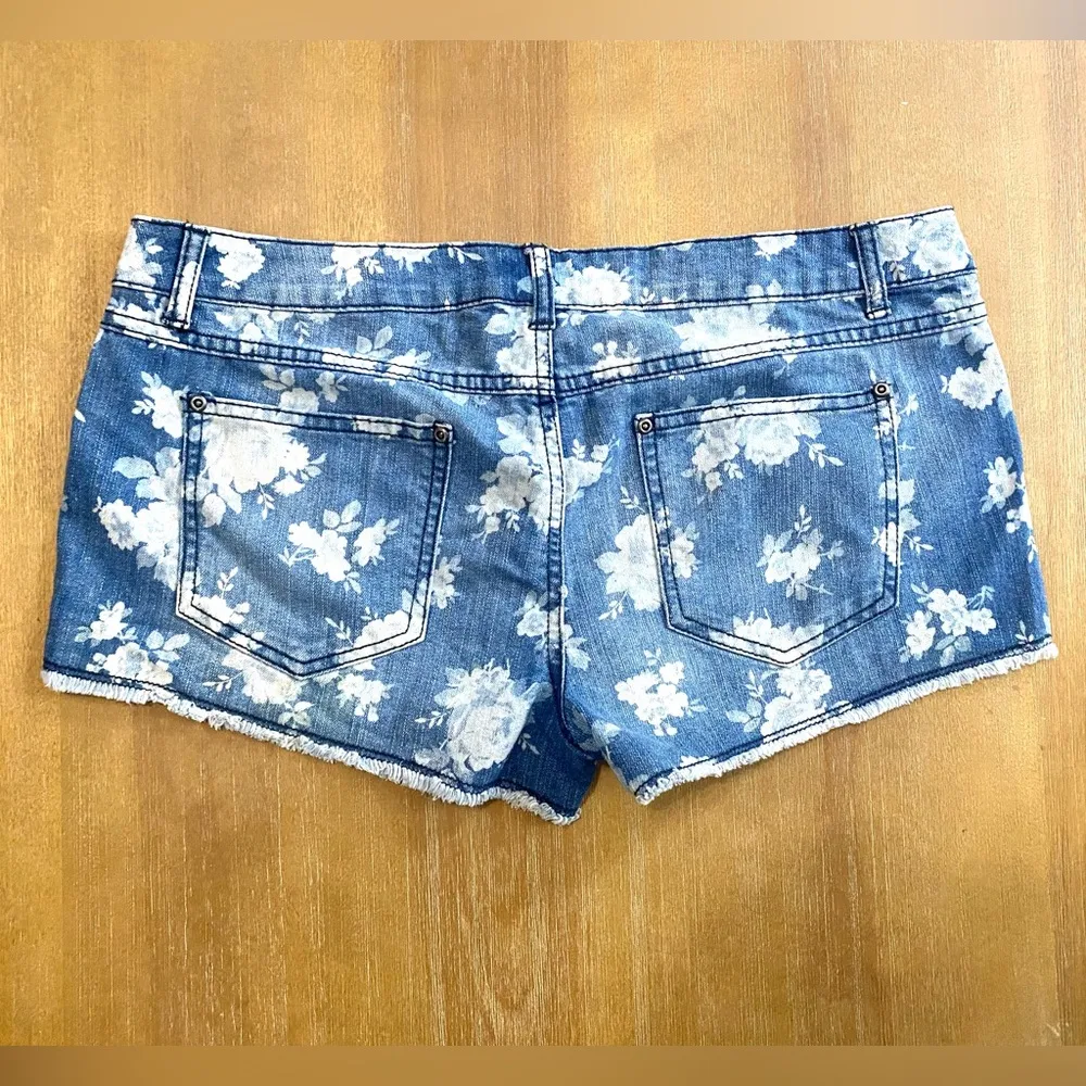 📌  2️⃣ for $20 📌   Jean Shorts Jrs. Distressed Gorgeous Raw Hem - Sz 13 - Image 4