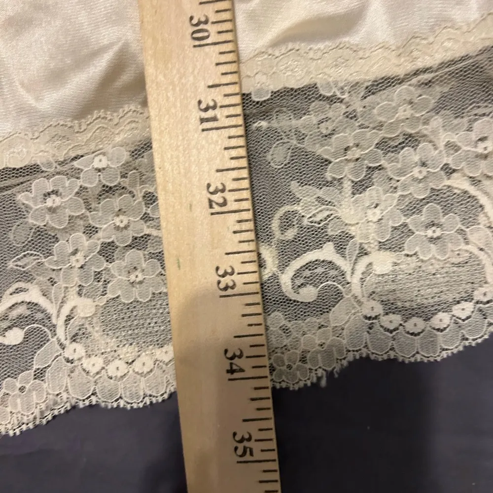 Vanity Fair Cream Nylon Lacy Bust and Extender Hem size 34 - Image 8