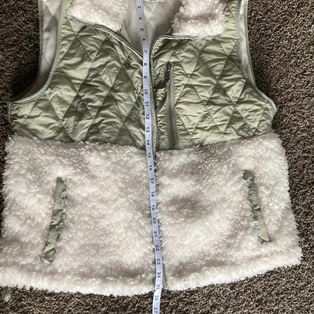 Abercrombie & Fitch Quilted Sherpa Vest – Soft Collection Size L - Image 7