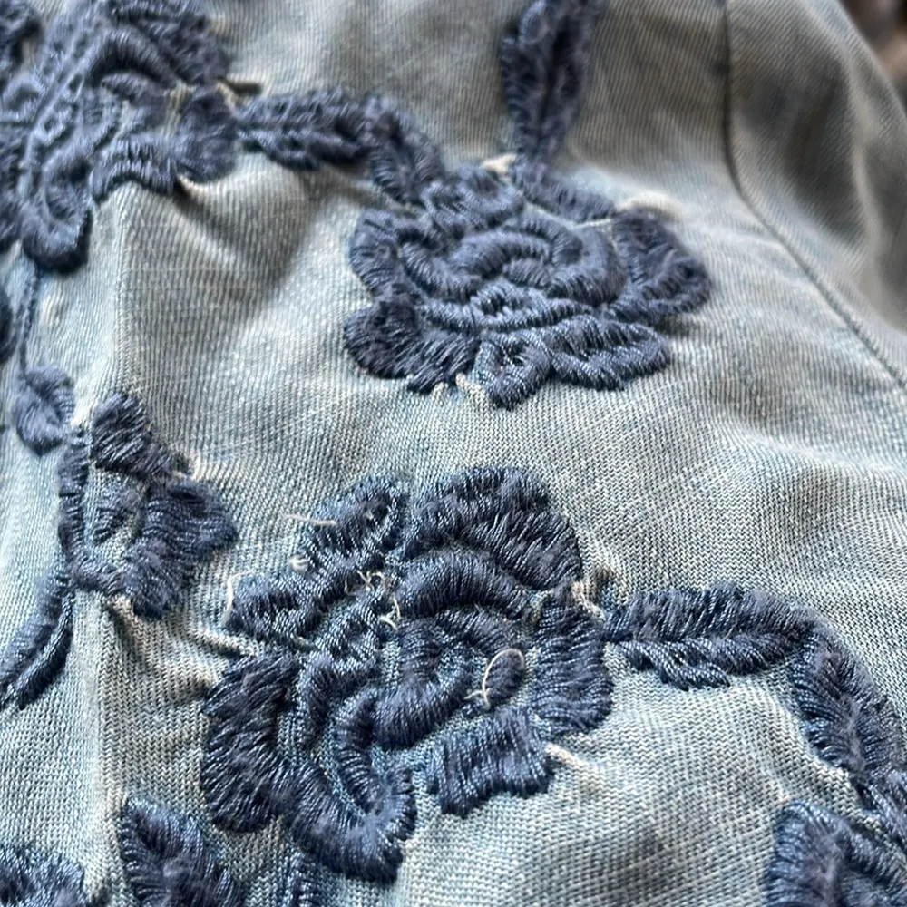 Abercrombie Fitch VTG Soft Chambray Floral Embroidered Split Back Tank Top - S - Image 9