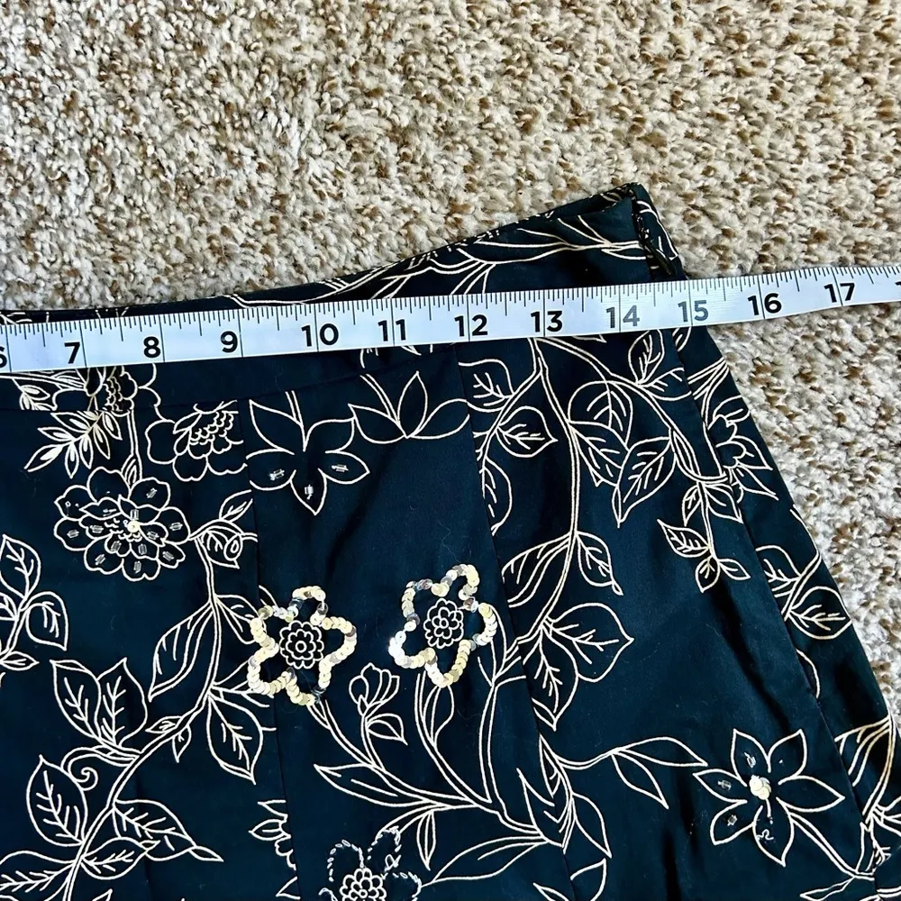 🦋 LOFT Black Cream Floral Sequin Midi Skirt Size 4 - Image 7