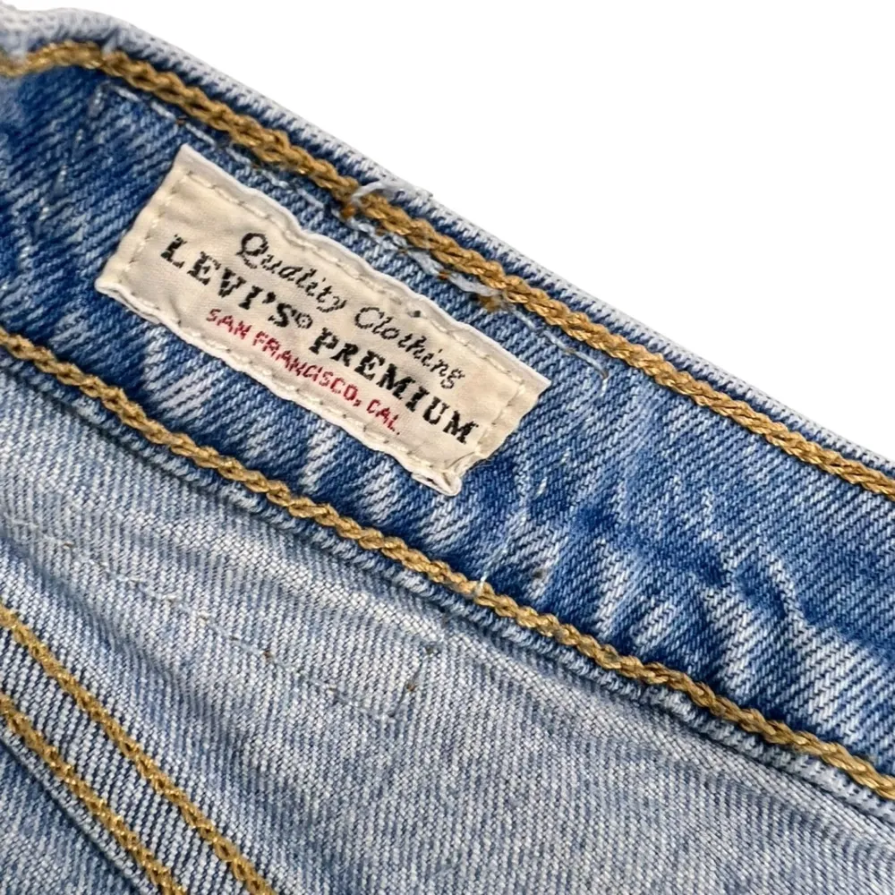 Levi's Ribcage Straight Button Fly Denim Cutoff Shorts Big E size 28 - Image 5