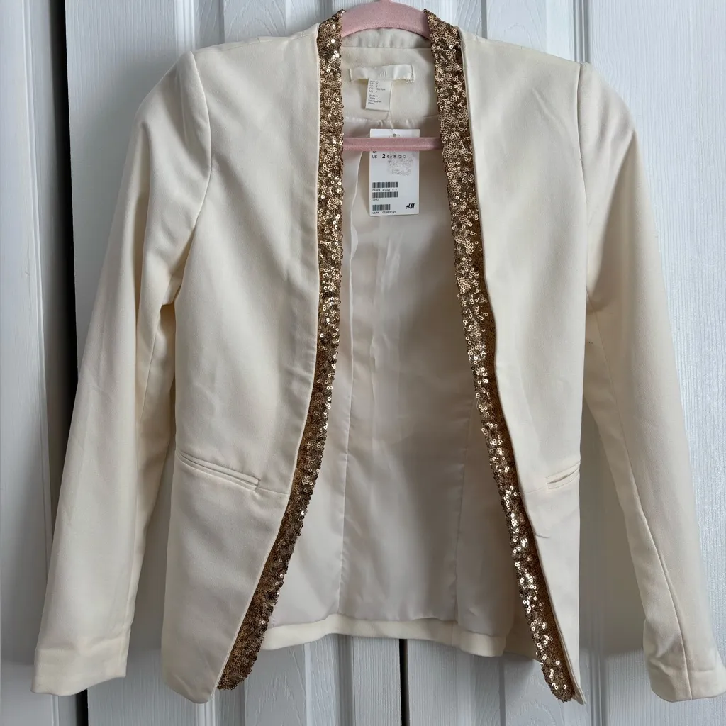 NWT! H&M Ivory Blazer with Gold Sequin Lapel – Size 2 - Image 4