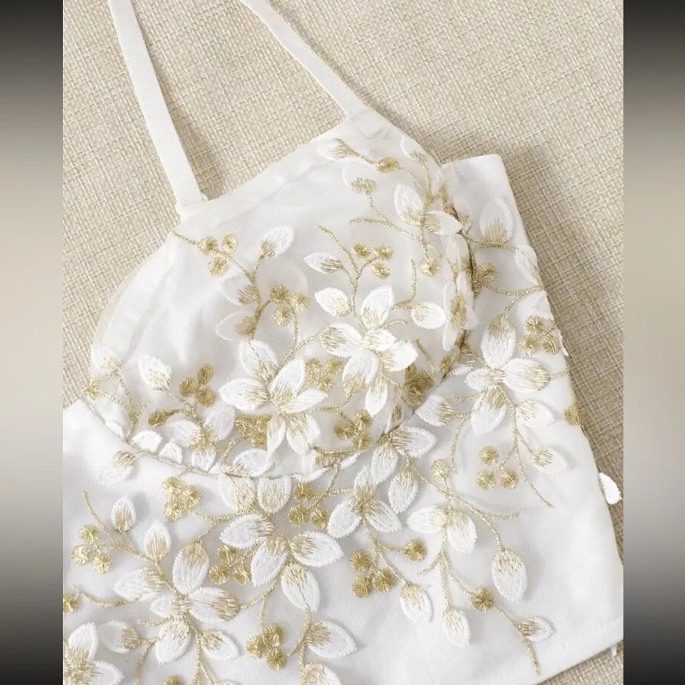 white and gold floral sparkle cropped tank top size small - Image 3