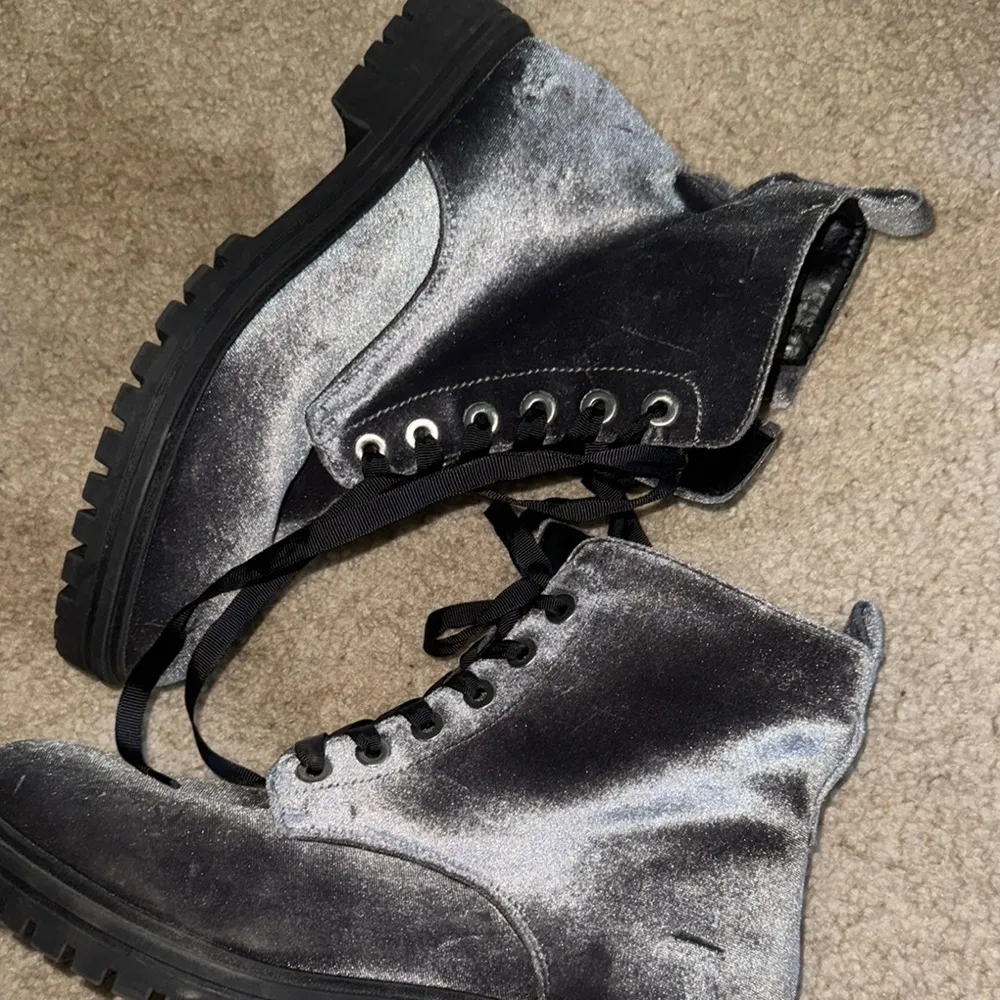 Grey Black Velvet Women's Boots Size 10 - Image 7
