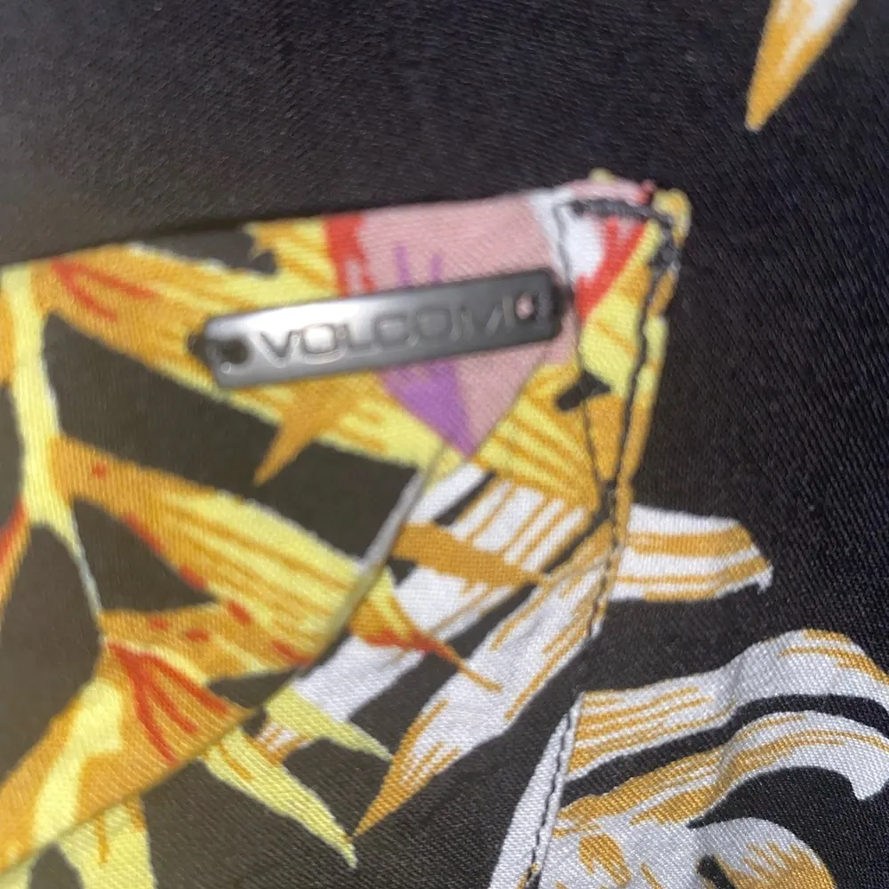 Volcom Gen wow Tropical Floral Black Button-Up Women's Top Hawaiian shirt resort - Image 11