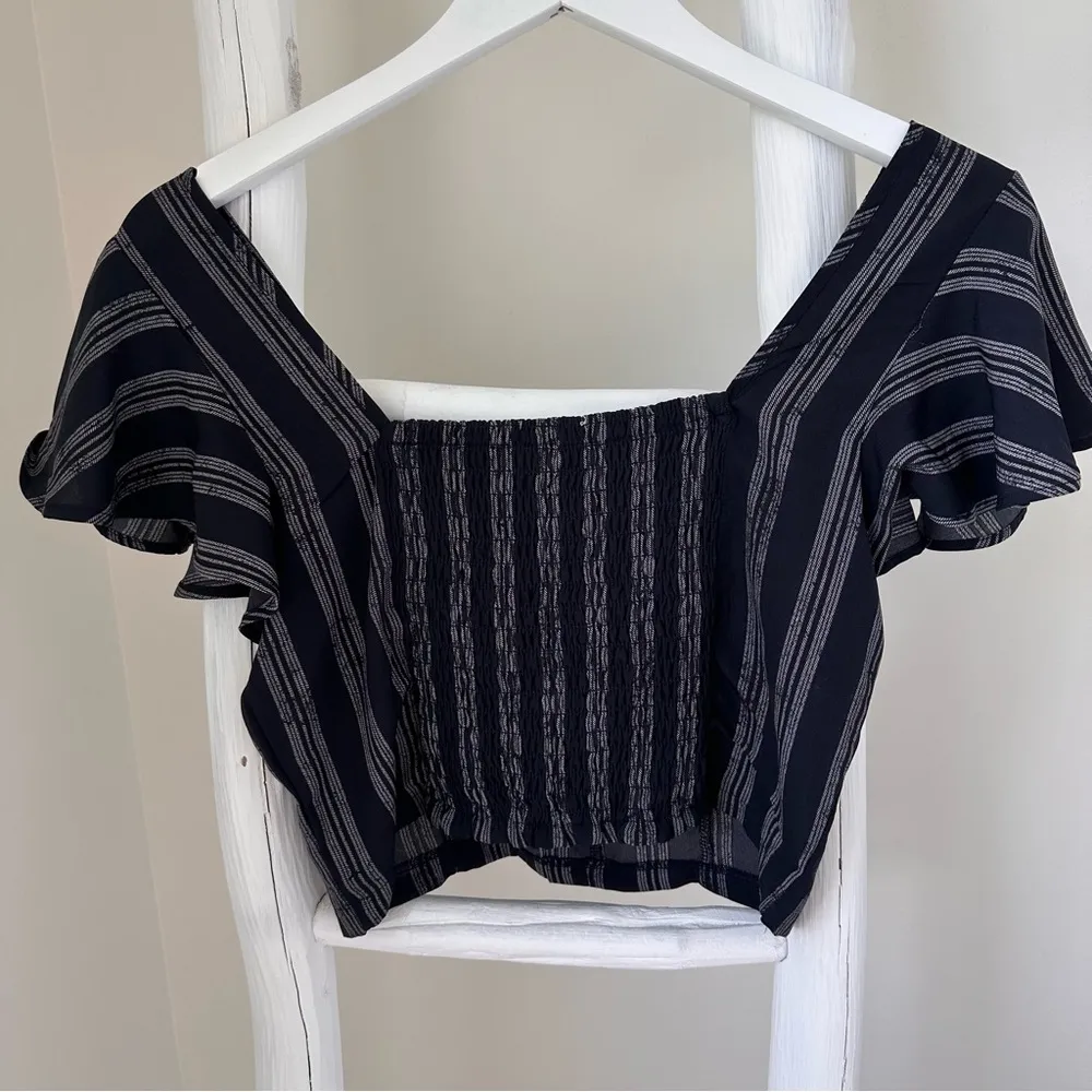 Sienna Sky Cropped Flutter Short Sleeve Navy Top SZ Small - Image 3