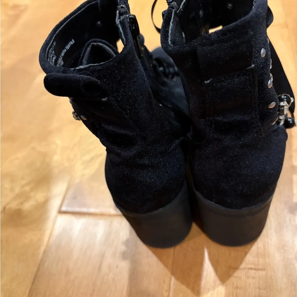 Madden Girl Womens Veera Embellished Velvet Combat Boots sz 9 black - Image 6