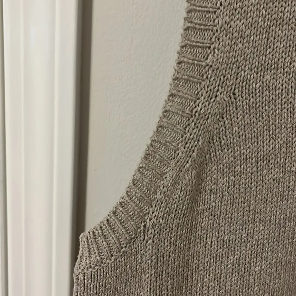 Ann Taylor tunic sleeveless sweater in size Small - Image 4