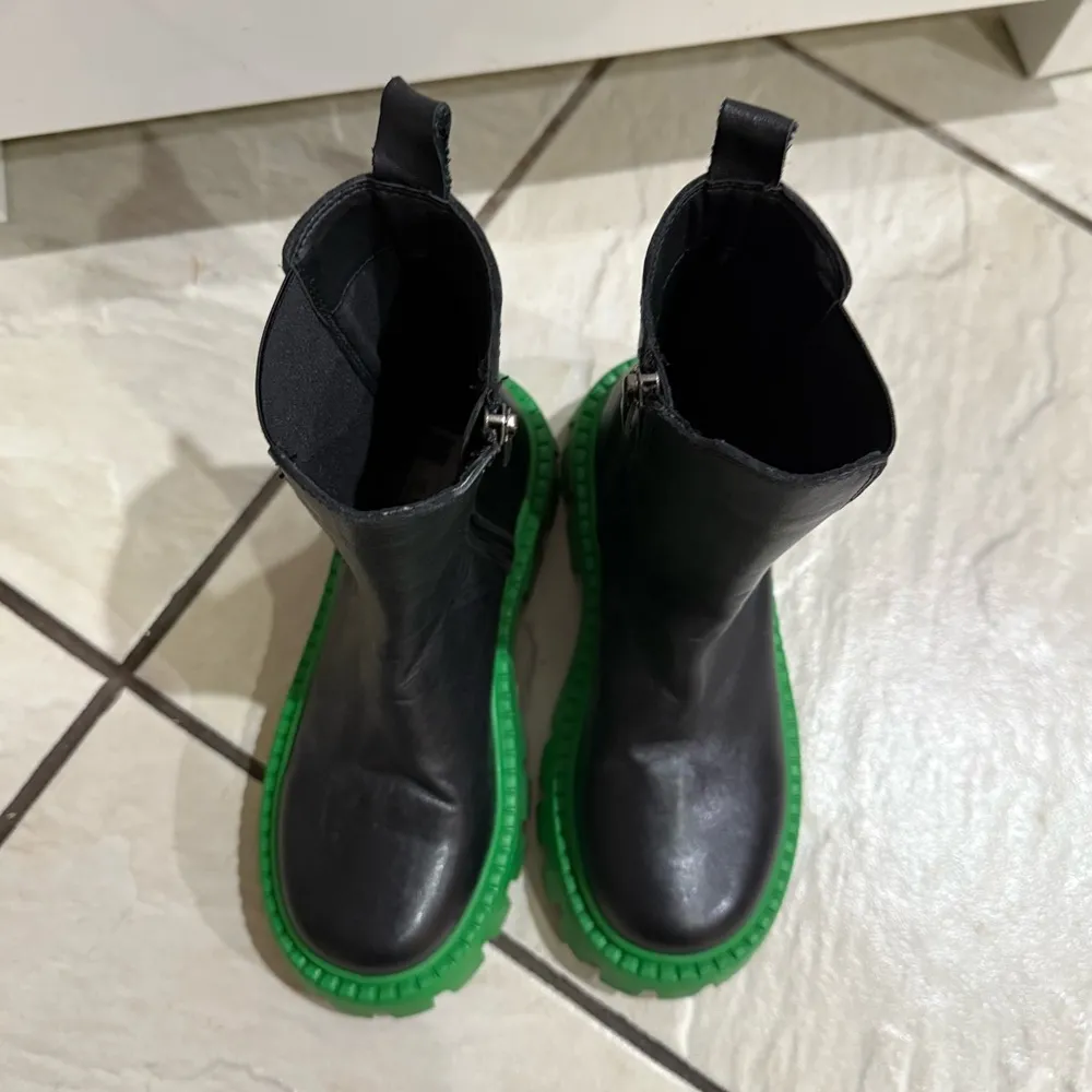Steve Madden Charges Chelsea leather Boot Black/Green | Size 35 fits a 5 / 5.5 - Image 6