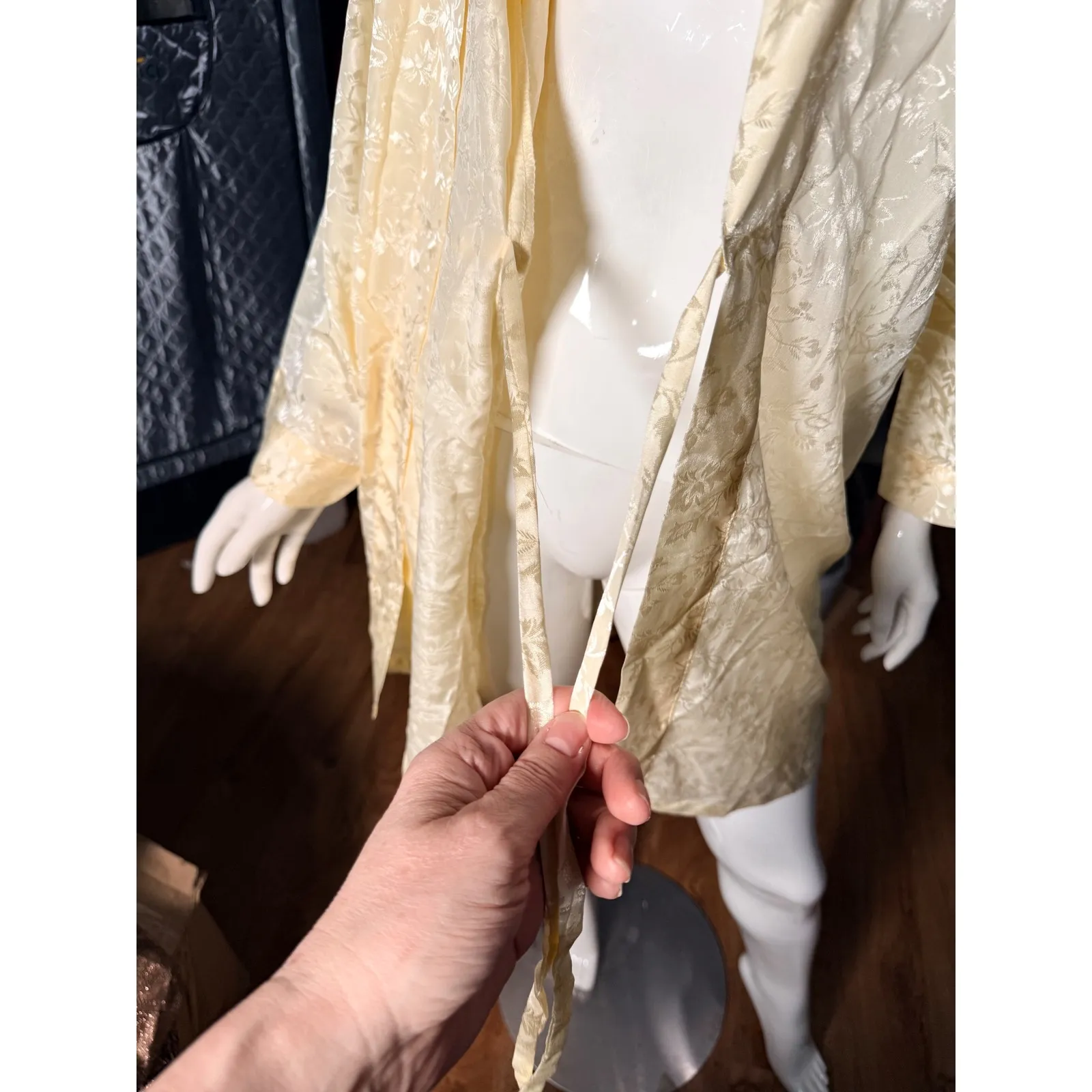 Vintage Cool Clothing robe butter yellow Floral Jacquard KimonoSleeve Tie Medium - Image 6