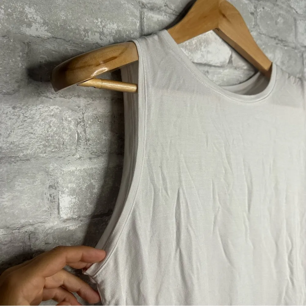 Adrienne Vittadini White Fitted Muscle Tee Size Large *Used - Image 4