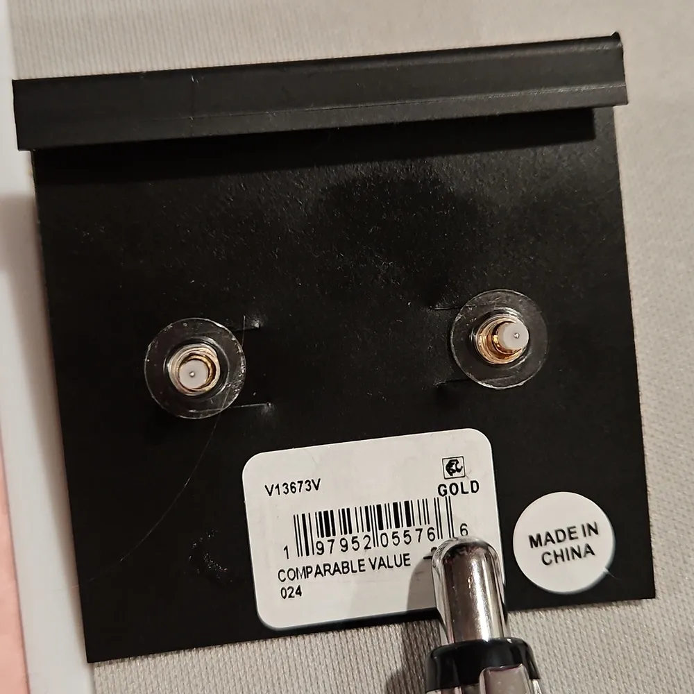 💕VINCE CAMUTO💕 Crystal Oval Stud Earrings NWT - Image 5