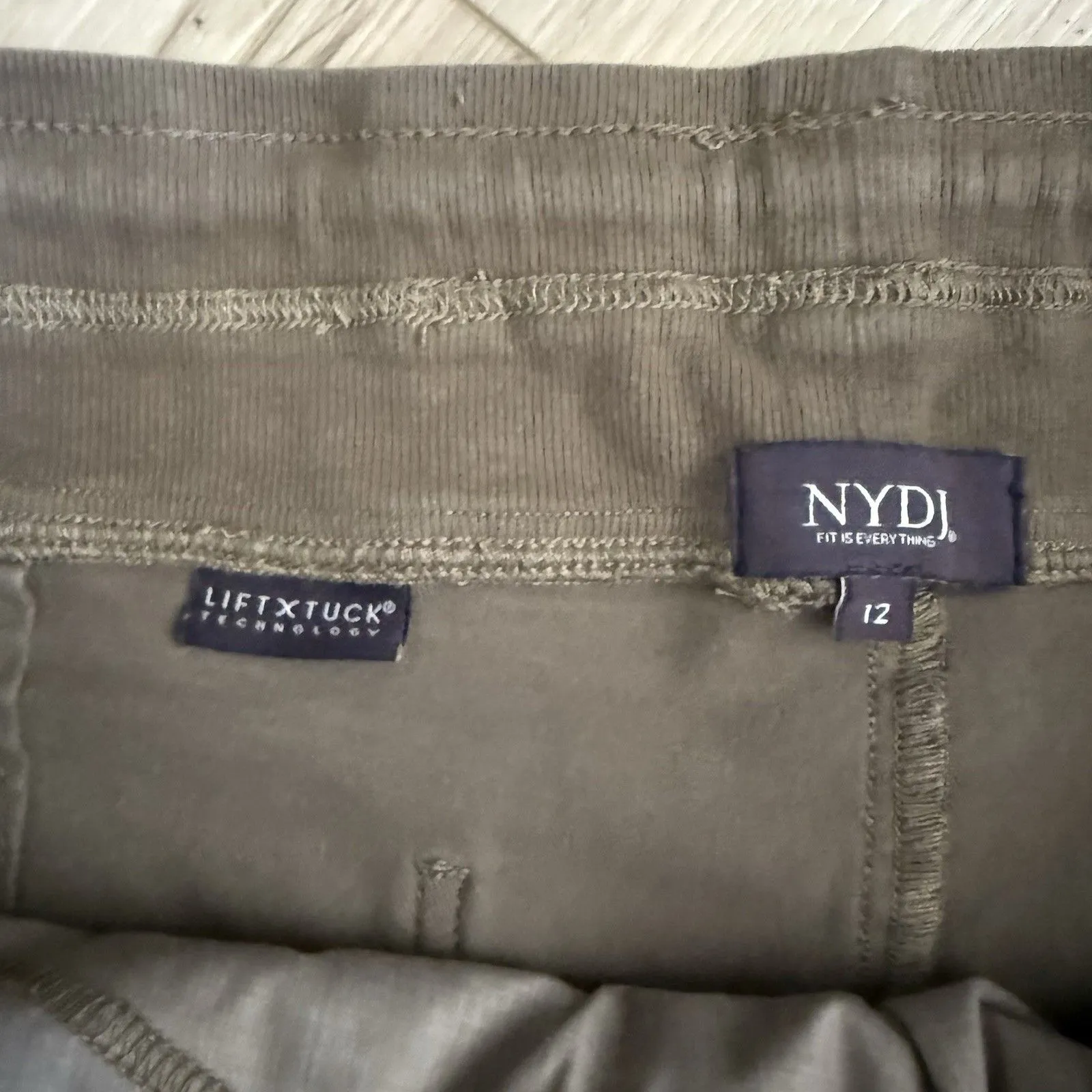 NYDJ Drawstring Twill Stretch Cargo Shorts Moss Olive Green  Size 12 - Image 3
