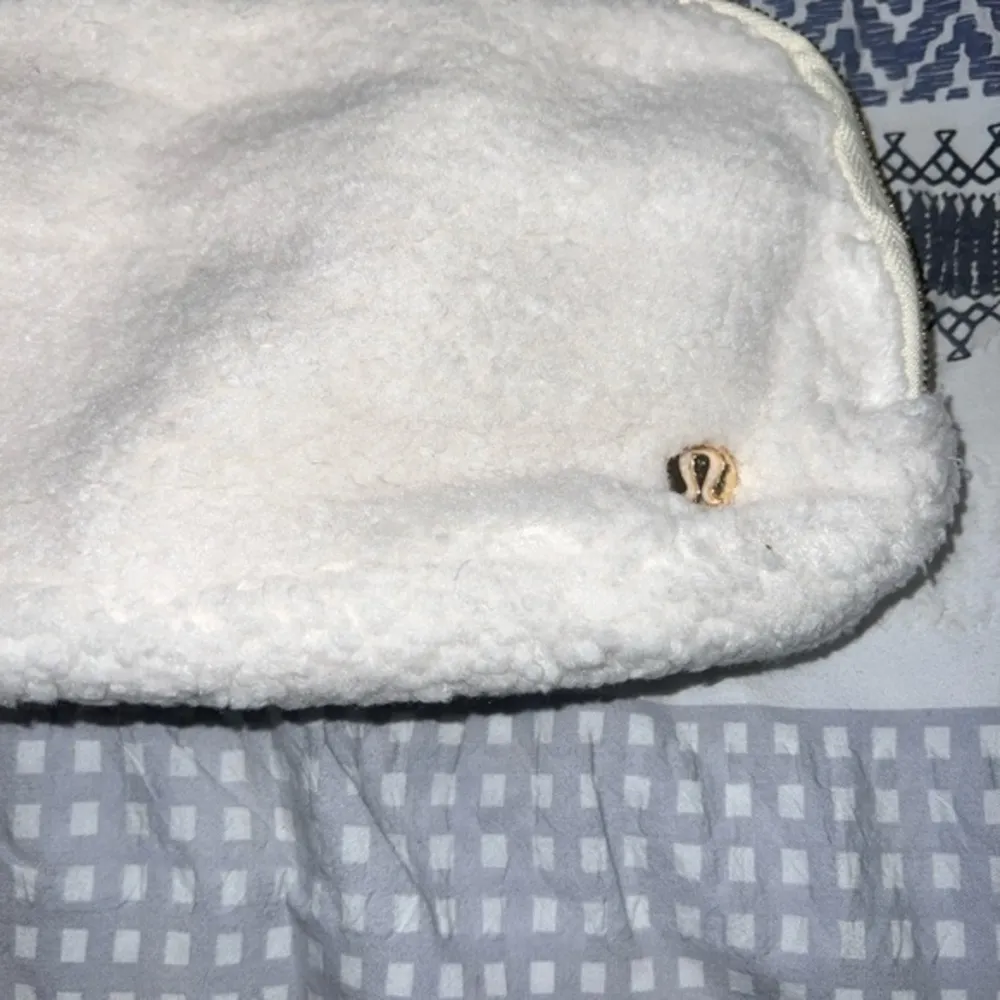 Lululemon Athletica 2L white‎ fleece belt bag *BRAND NEW WITH TAGS* - Image 2