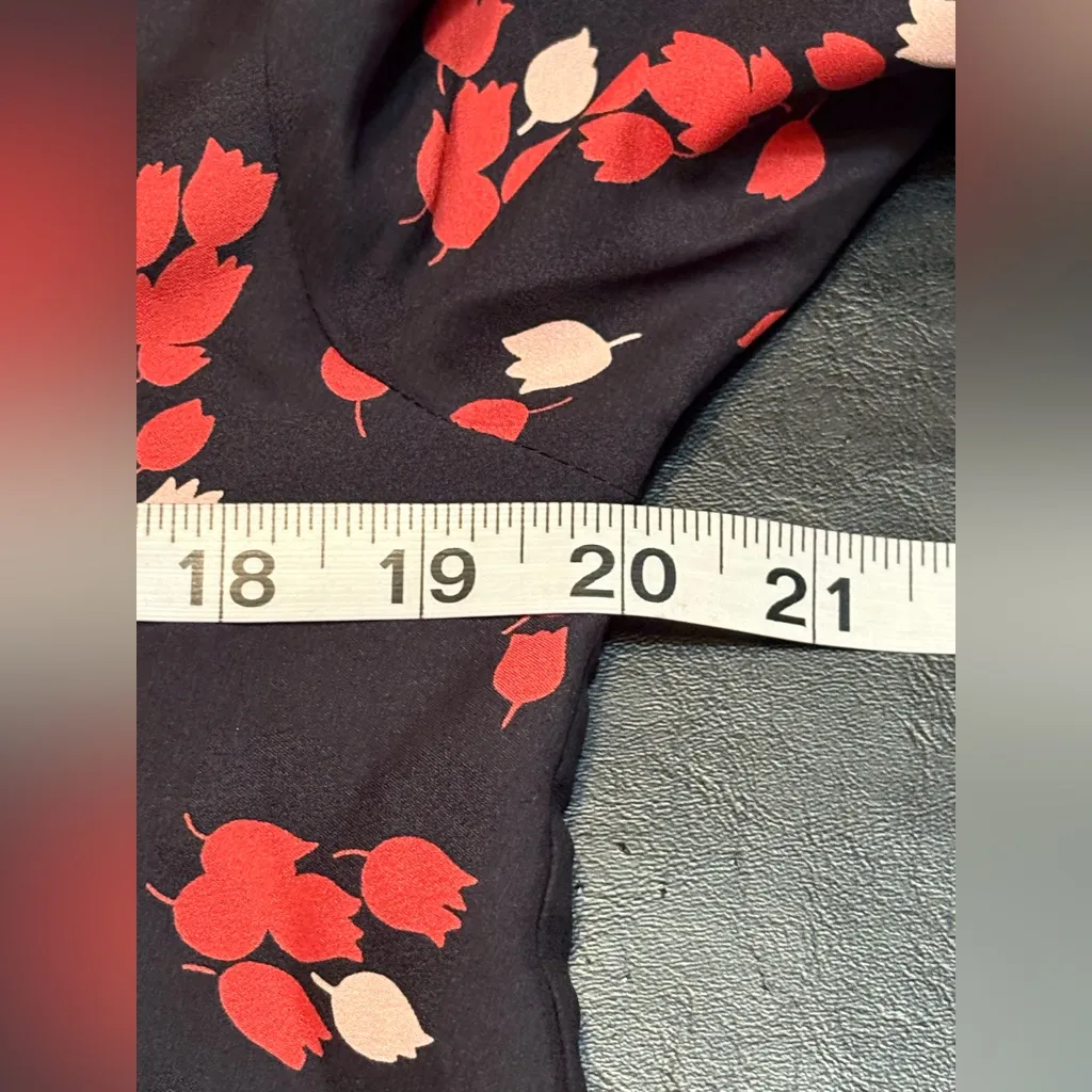 LOFT Black and Red Floral Split Neck Dress with front pockets. Size Small - Image 8