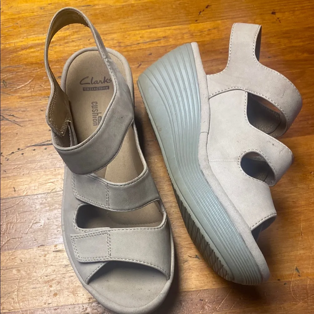 Clarks  Cushion Collection Women's Tan Sandals - Image 2