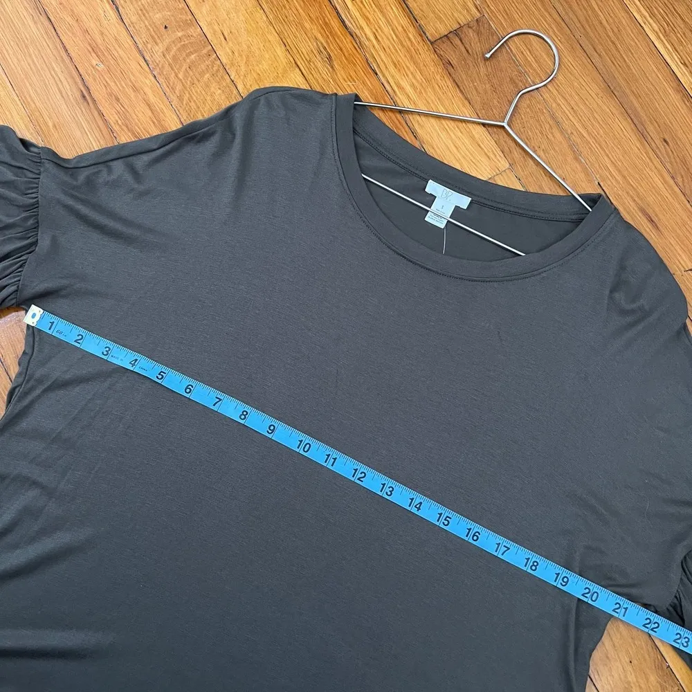 NWT BP Dark Olive / Gray Ruffle Short Sleeve Top Blouse Size S - Image 9