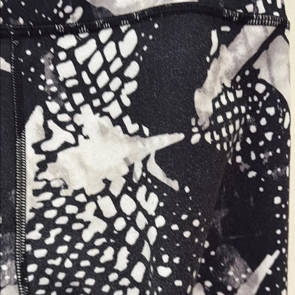 Lululemon Black and White Patterned Leggings - Image 4