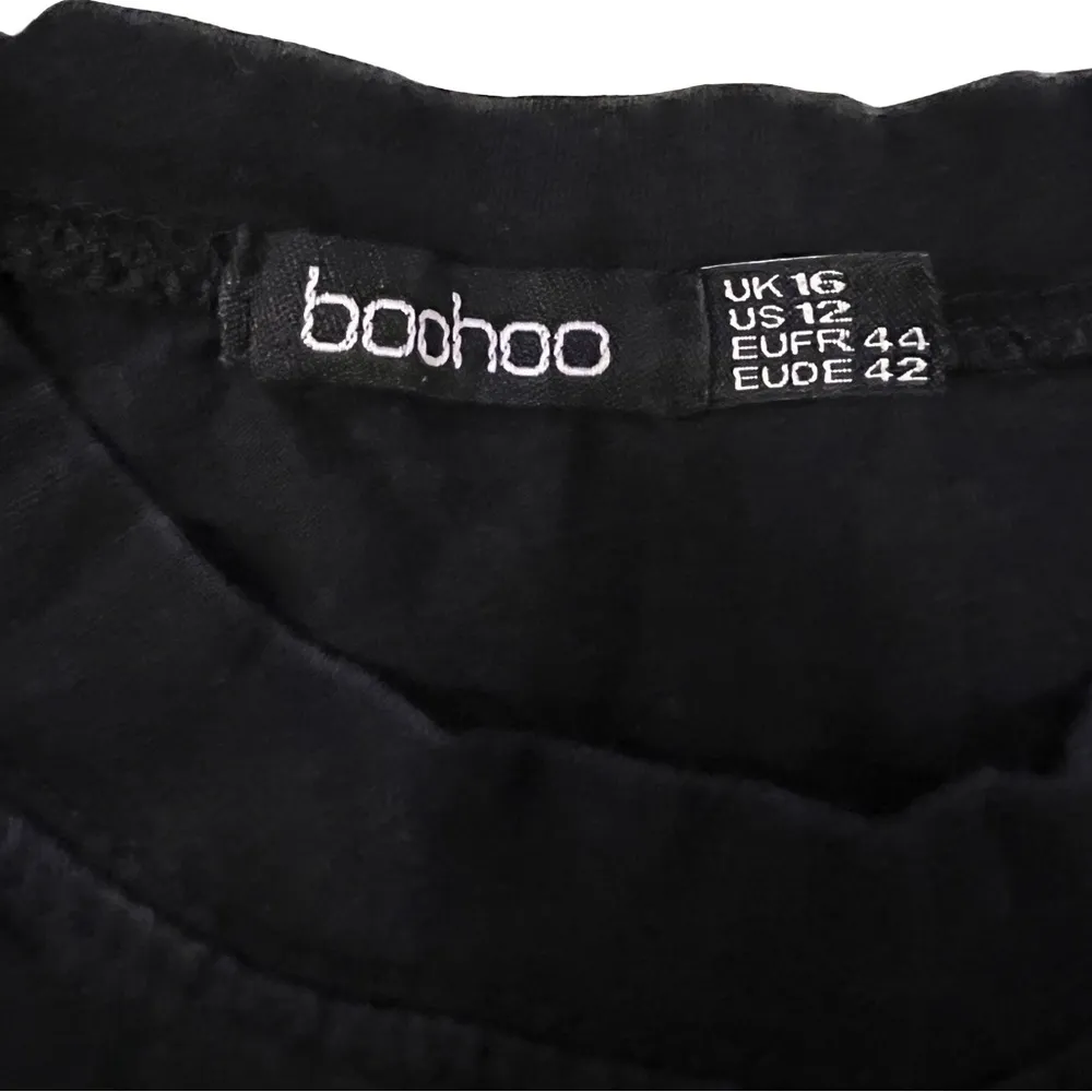 Women boohoo box logo tee “women” size 12 - Image 3