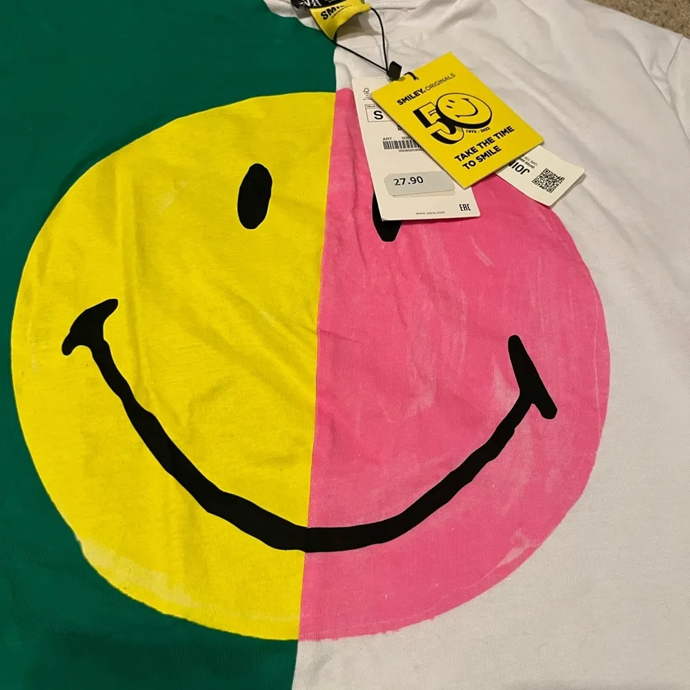 Smile graphic color block T shirt white and green short sleeve never worn - Image 4