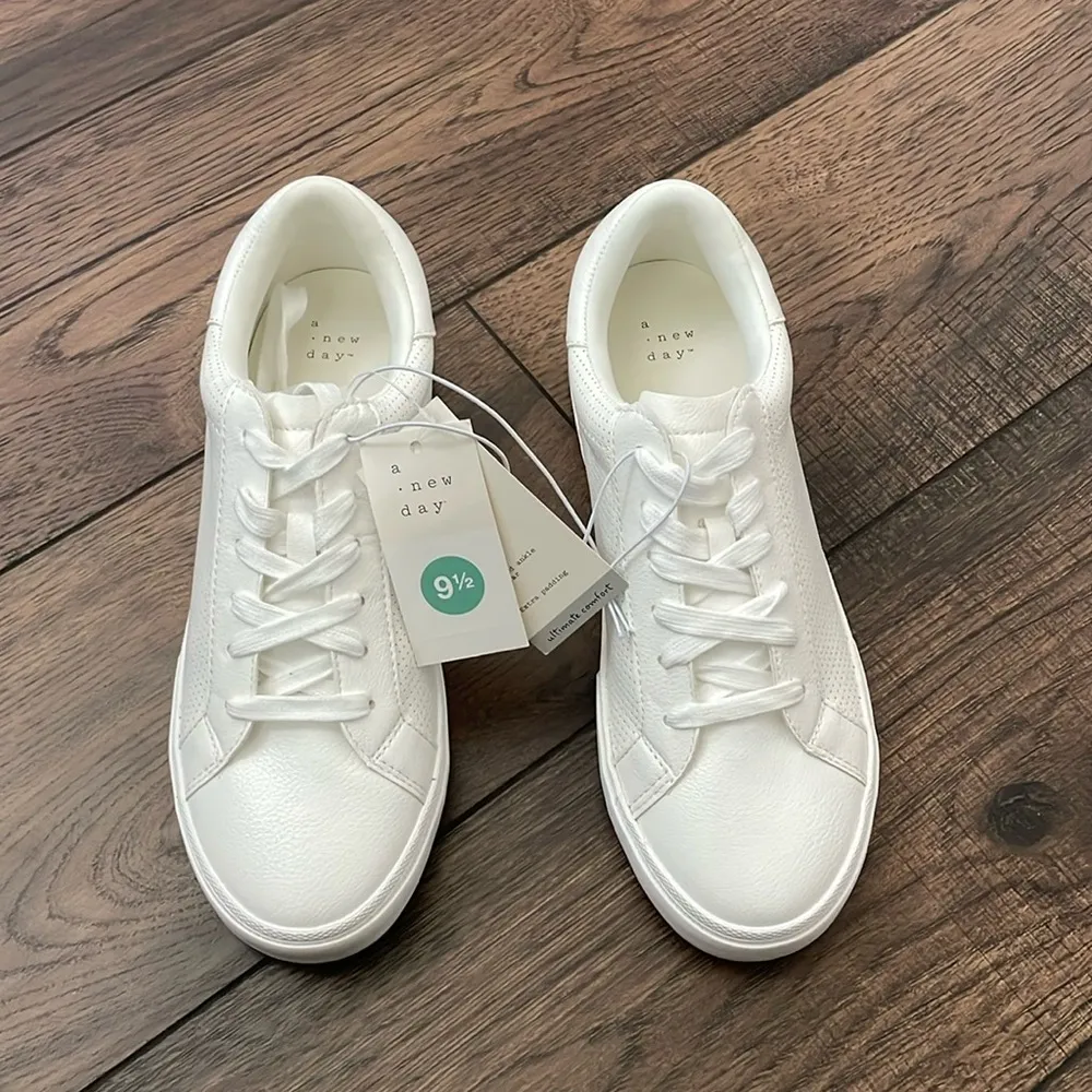 A new Day White Sneakers Maddison Memory Foam Insole shoe New Size 9.5 - Image 8