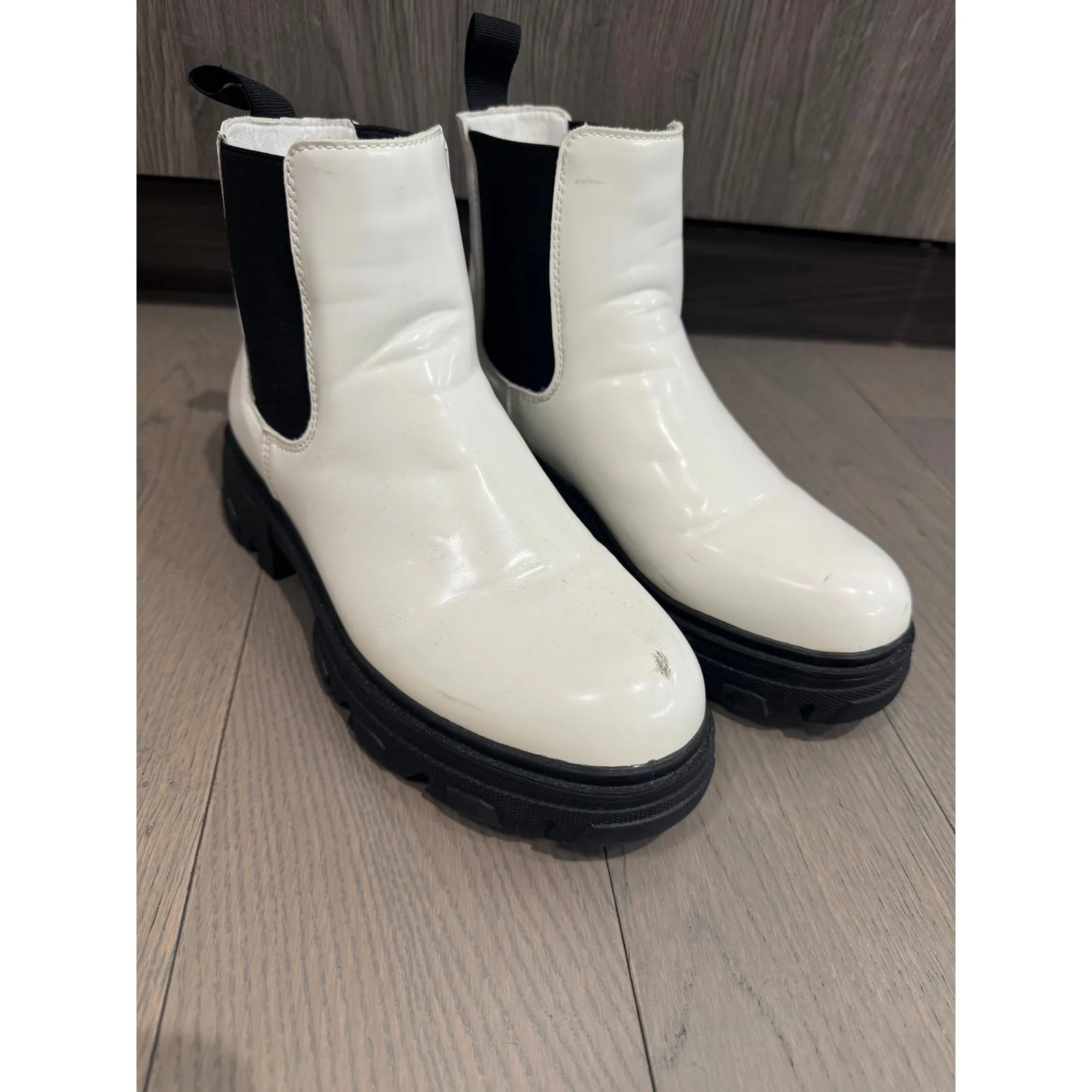 Cushionaire Perry White/Black Platform Chelsea Lug Sole Ankle Boots Size 7.5 - Image 2