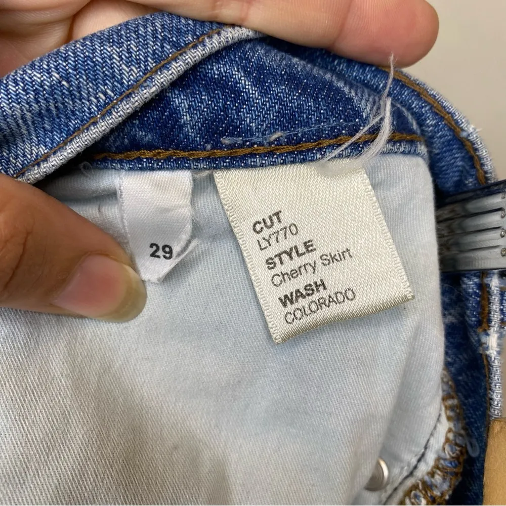 REFORMATION Jeans Cherry Denim Raw Hem Mini Skirt Button Fly Colorado Wash Sz 29 - Image 6