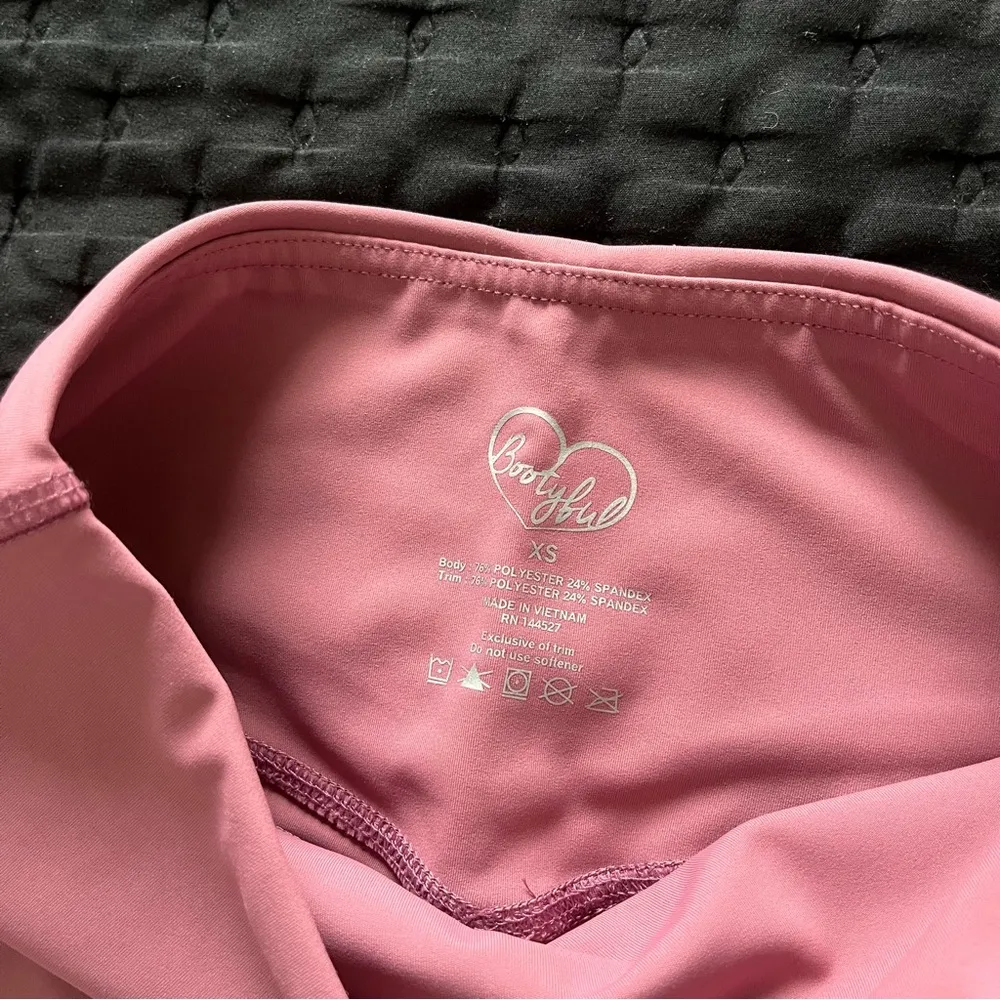 Bootyful Women's Rose Pink V back Cire Activewear Leggings Size XS - Image 13