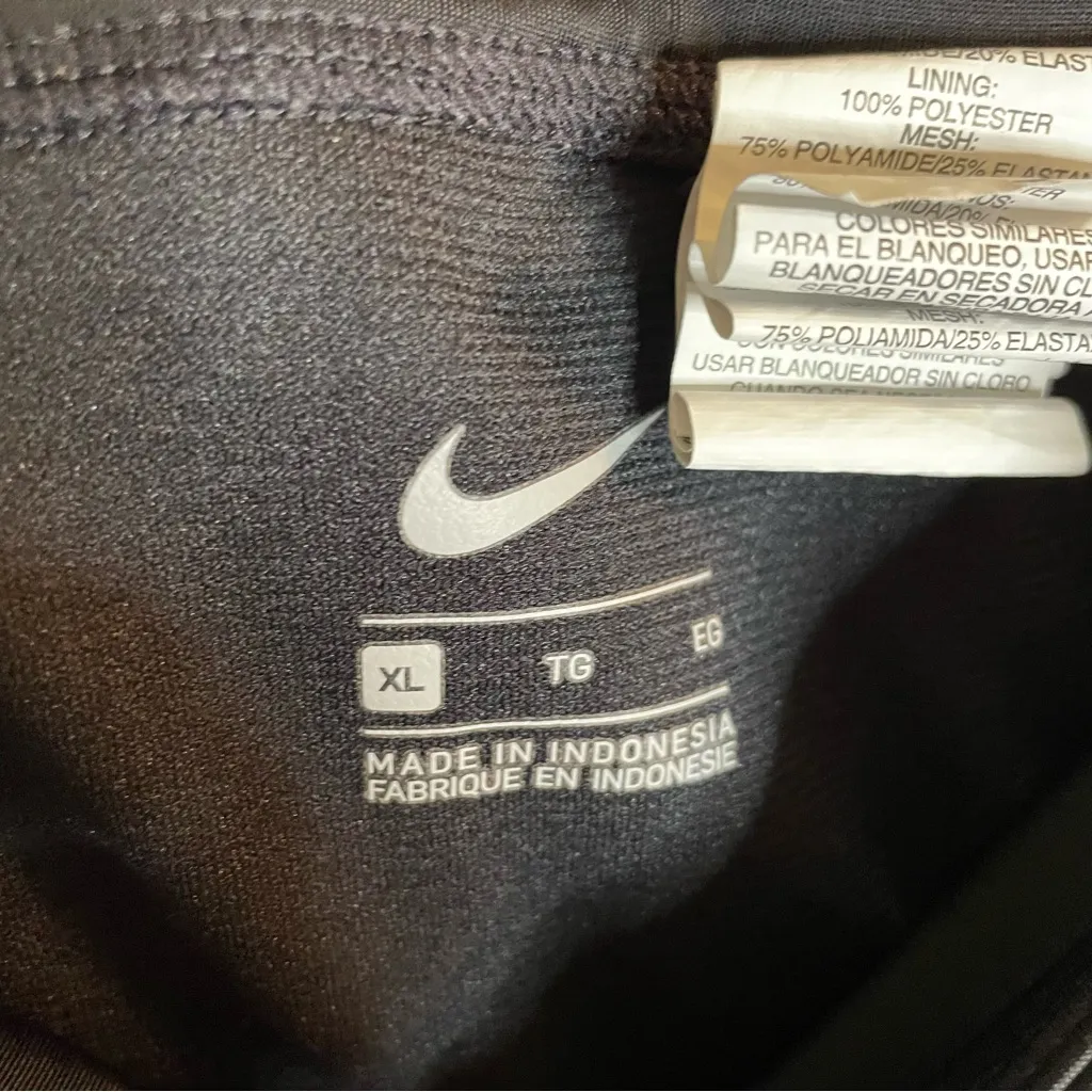 Nike Women's Athletic Black Shorts With Zippered Waist Pocket Size XL running - Image 6