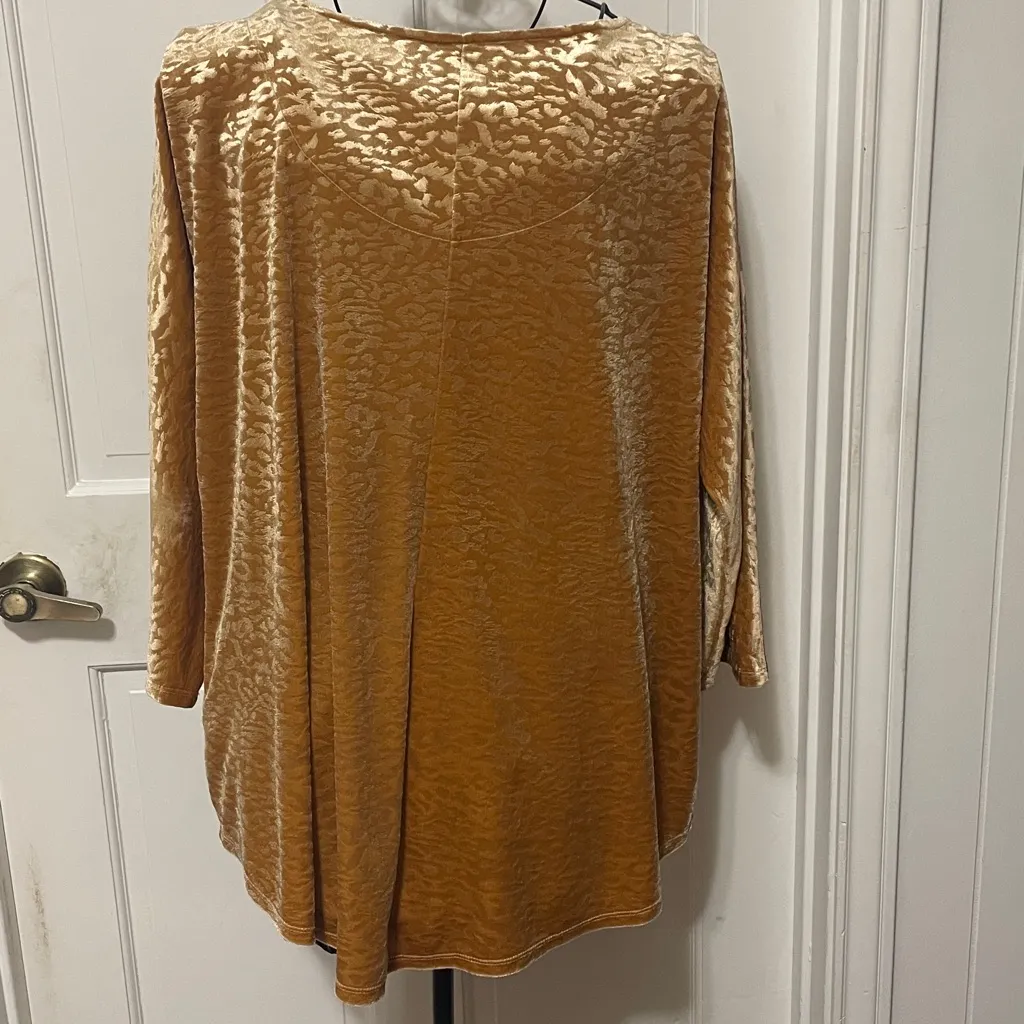 🤗🤗🤗BOGOHO 🤗🤗🤗Cato Golden Textured Long Sleeve Top—XL - Image 6