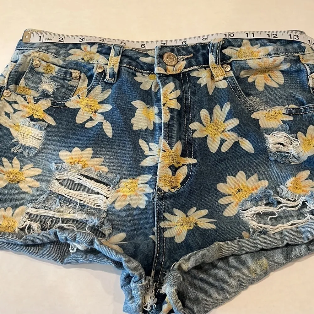 Almost Famous Daisies High Rise Shorts Size 5 - Image 3