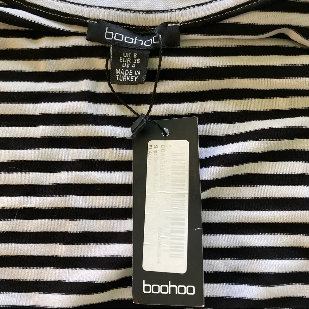 Boohoo NWT  Women’s Sz.4 Stripe Padded Shoulders Tank Top Black & White Viscose - Image 11