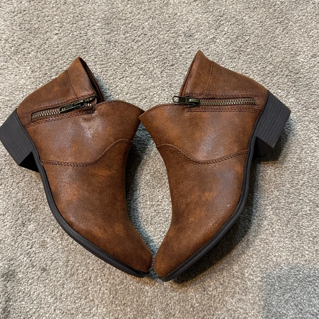 Sun + Stone Brown Side Zipper Ankle Boots Size 6.5 - Image 2