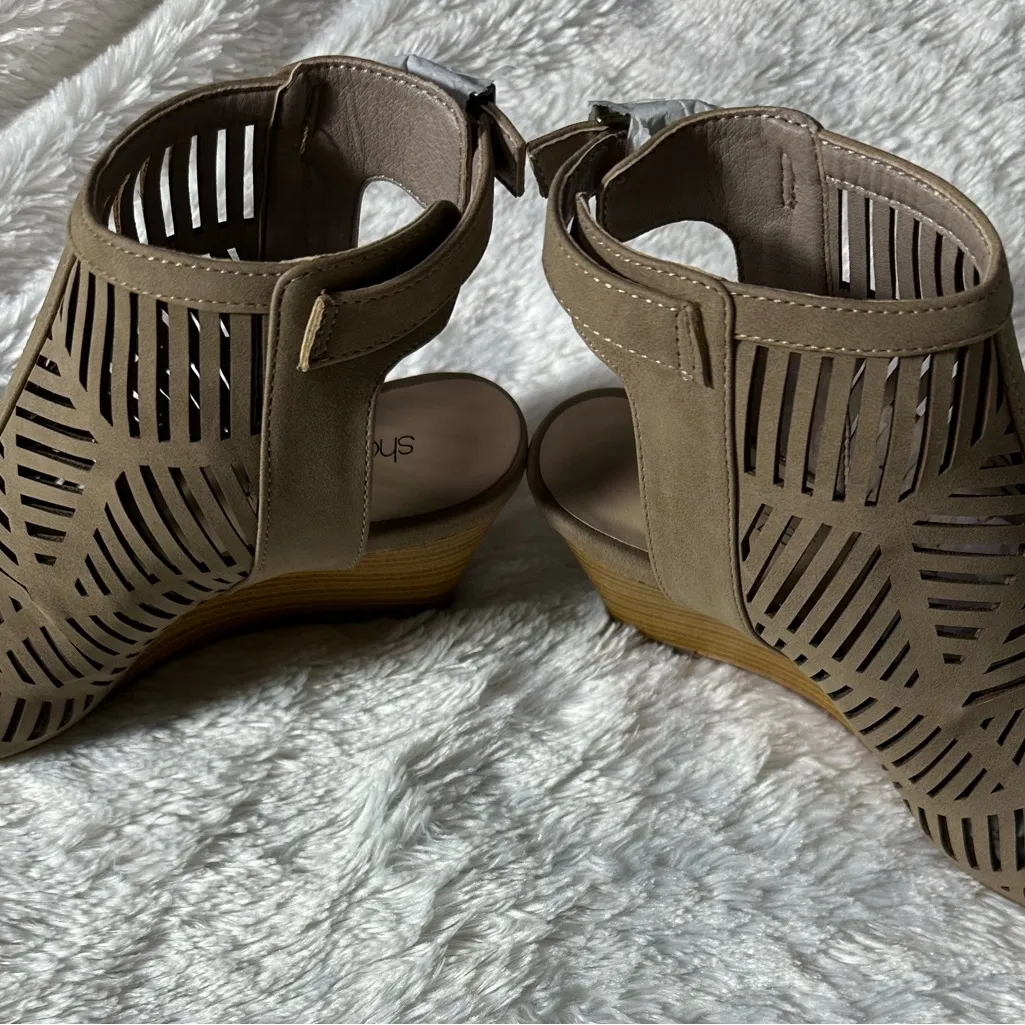 Shoe Dazzle light brown/tan Cutout Ankle wedge Heels Tan Size 7 - Image 7