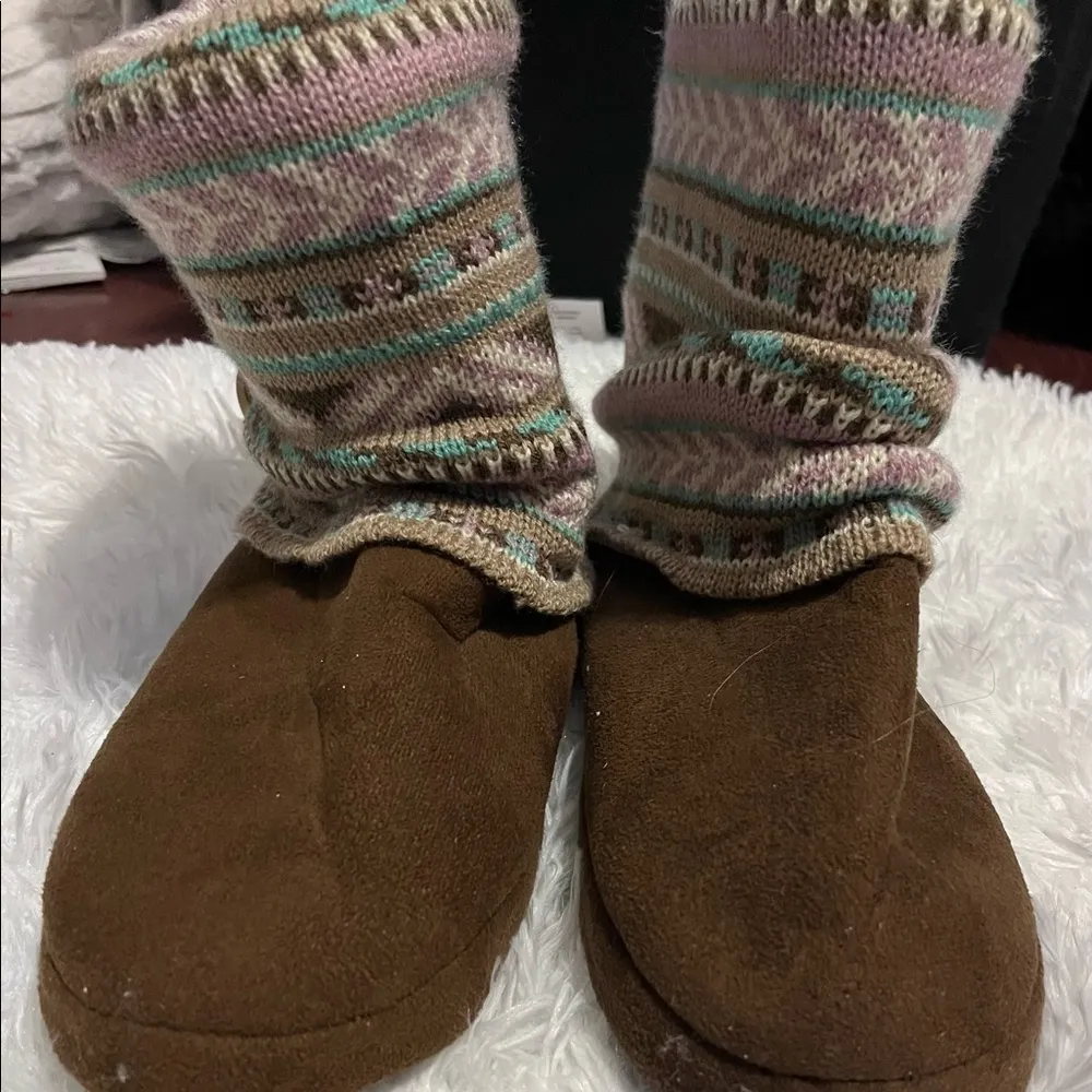 Muk Luks brown with sweater print slippers in medium 7/8 Size undefined - Image 4