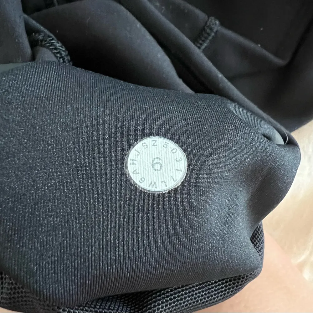 Lululemon In Movement Crop *Everlux 19" Black (First Release) sz 6 - Image 4