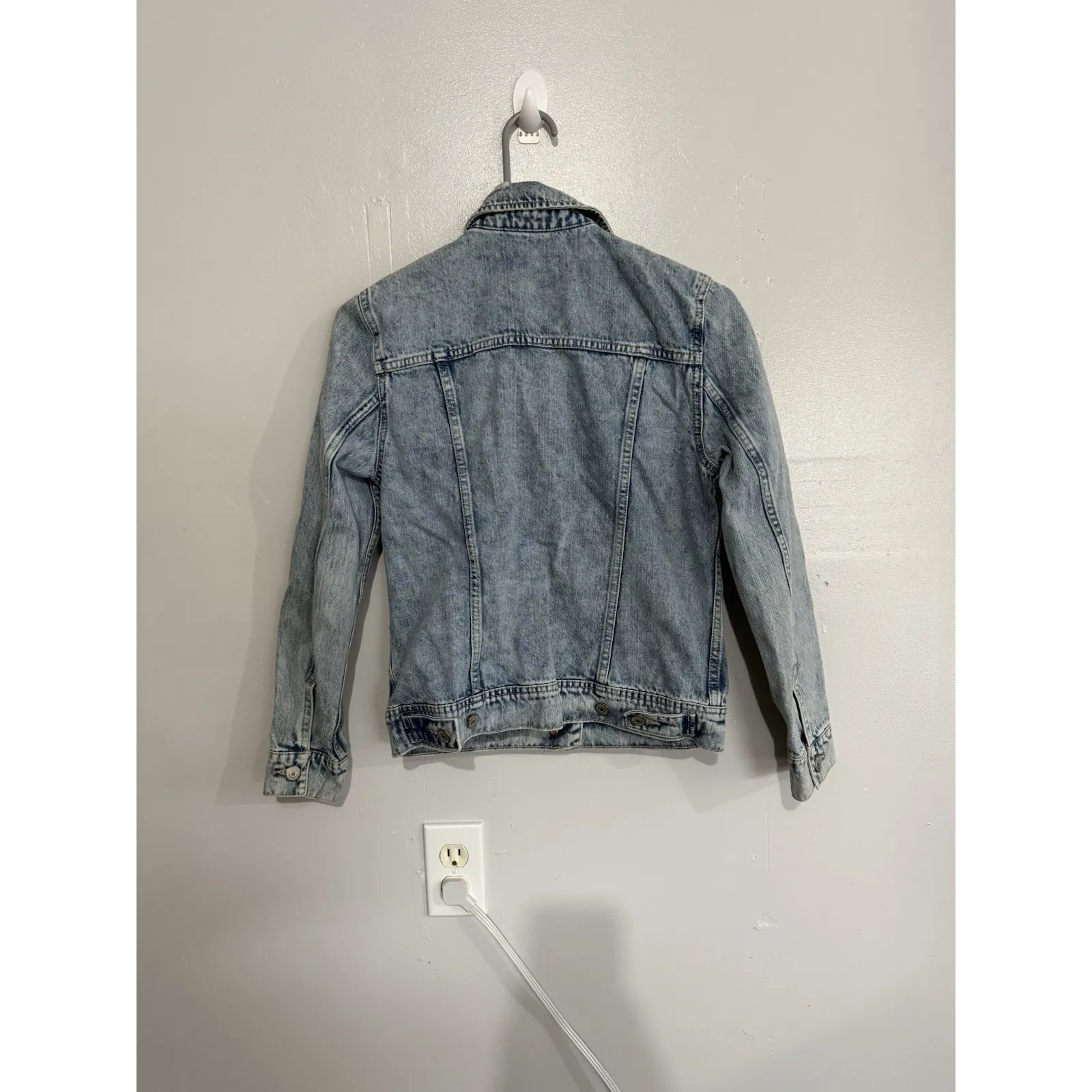 Old navy Women's Distressed Light Wash Jean Jacket Size XS - Image 5