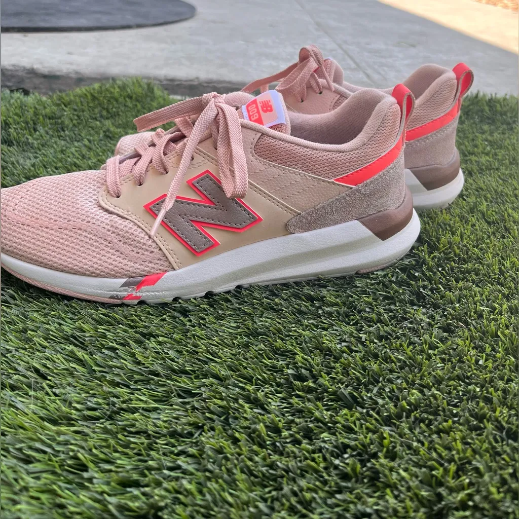 New Balance009  Women's‎ Light Pink Sneakers - Image 3