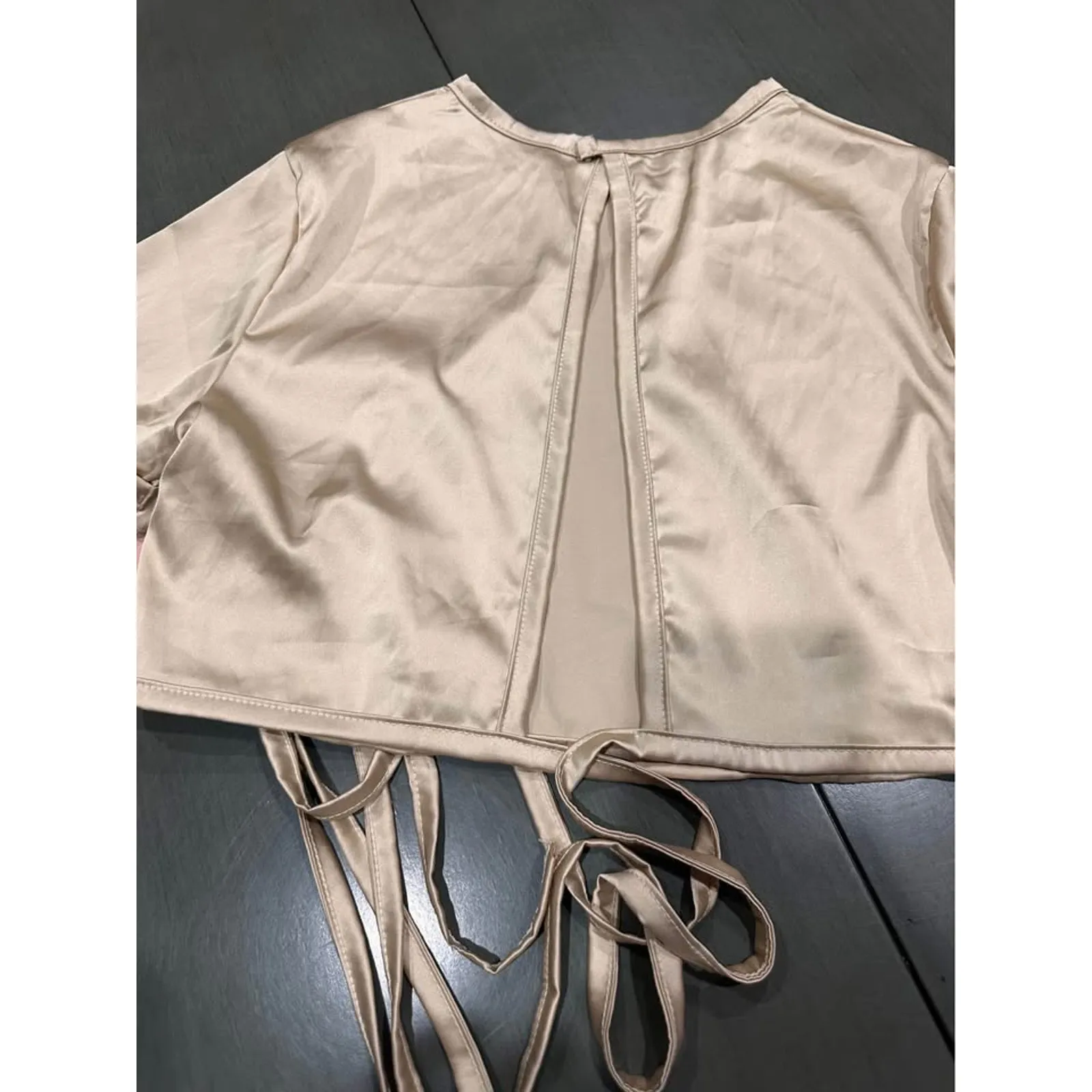 NWT: Women's Lightweight Satin Tie Back Backless Crop Top; boho, glam Gold Size M - Image 4