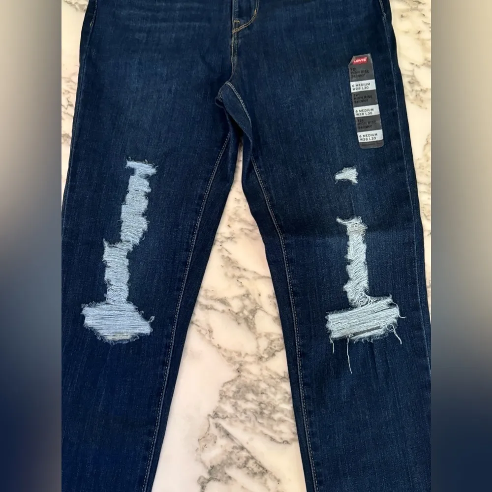 NWT Levi’s 721 High-Rise Skinny Jeans Size 6 Medium (28x30) Dark Wash Distressed - Image 6