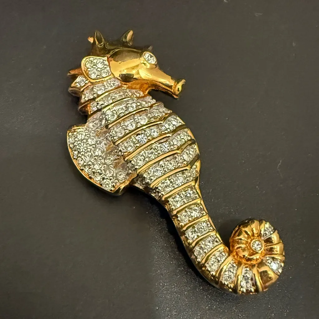 Vintage SWAROVSKI Swan Signed Gold-tone Pave Crystals Seahorse Brooch 24g. - Image 7